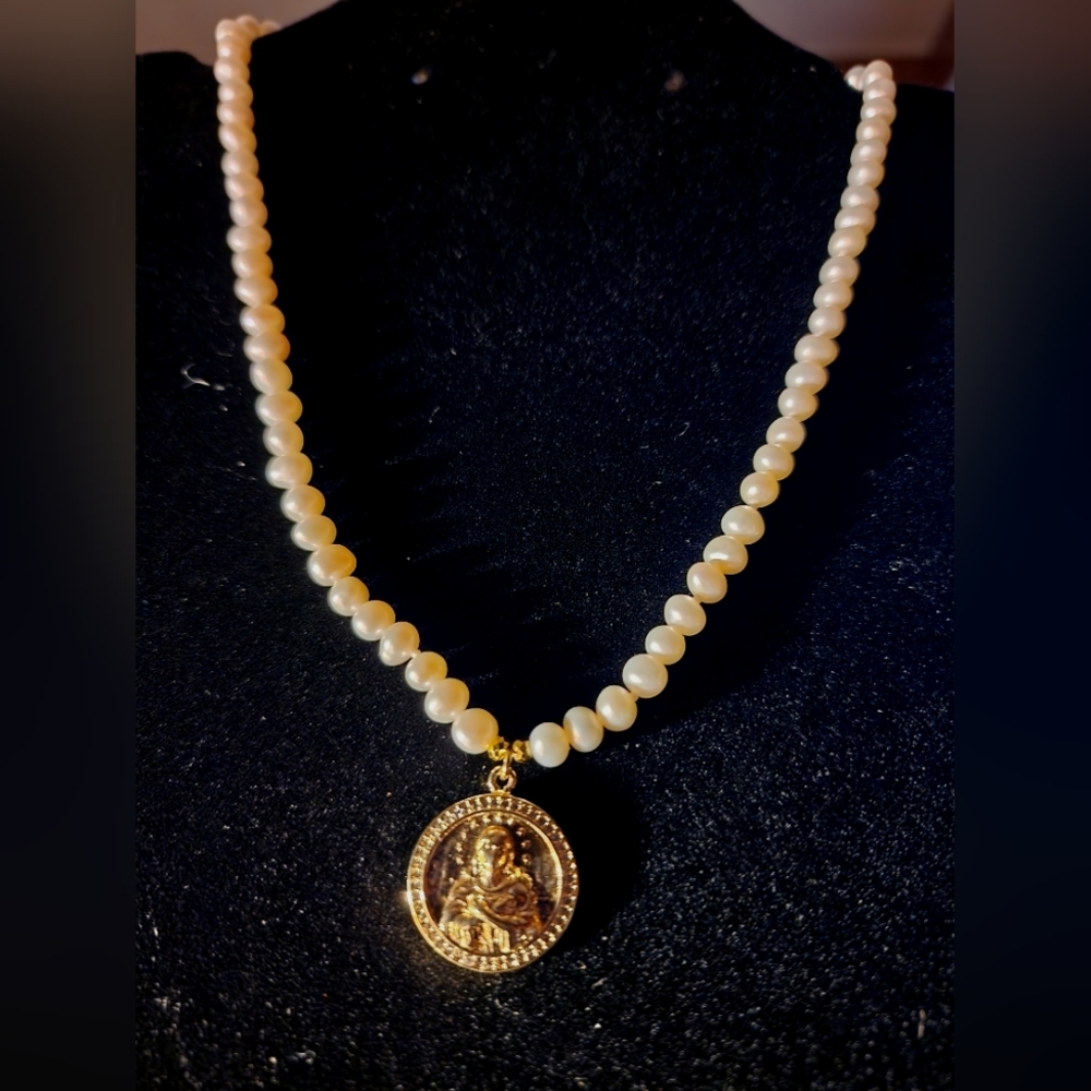 STUNNING LOCORAL Pearl Necklace with Gold Virgin Mary Medallion Pendant – NWT –